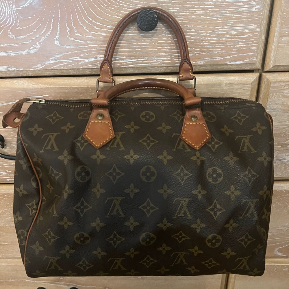 Authentic  Vintage Louis Vuitton Code VI 0922